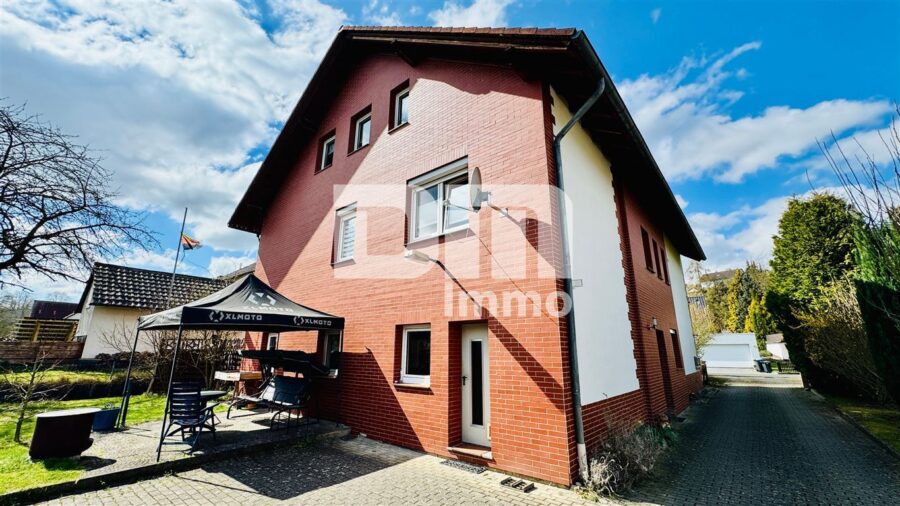 Umfangreich saniertes Zwei- bis Dreifamilienhaus mit Doppelgarage + Carport in idyllischer Lage - Rückansicht